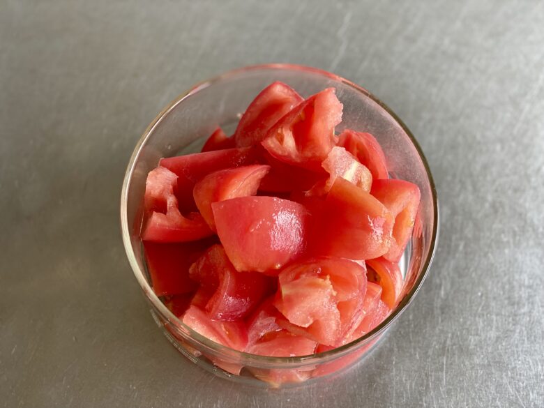 湯むきして種を取り除いてひと口大に切ったトマト