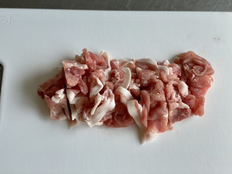 白いまな板の上で切った薄切り肉