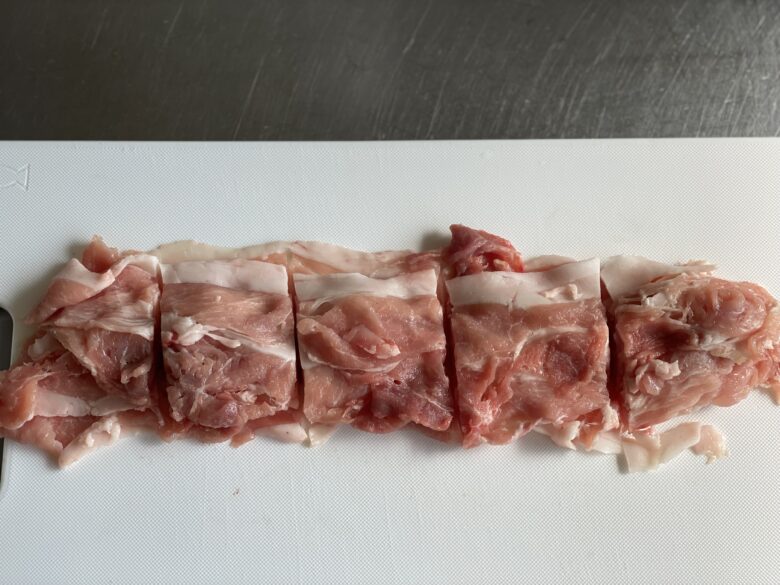 まな板の上でざく切りした豚薄切り肉