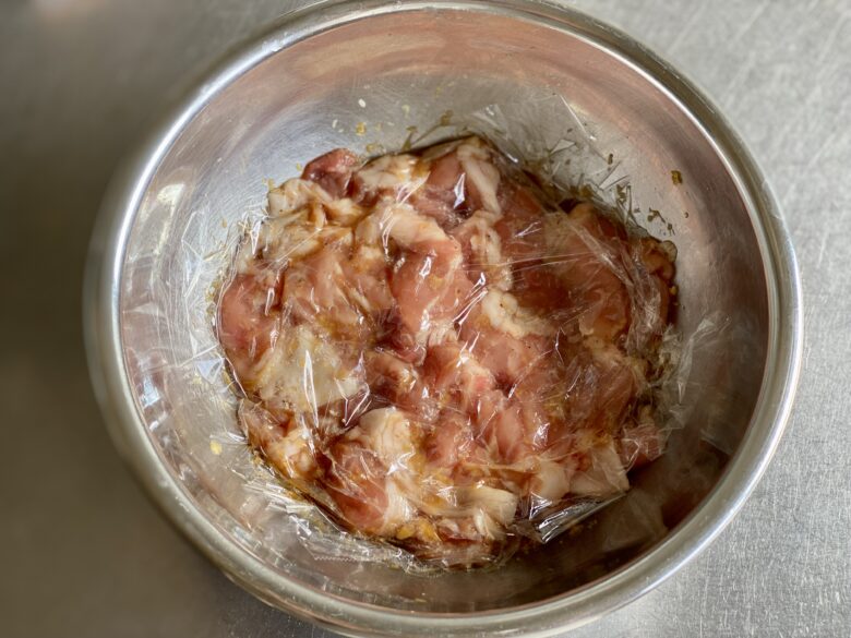 ステンレスボウルに入れて下味をつけている豚薄切り肉