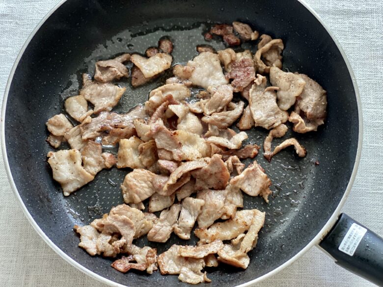 フライパンで炒めた豚こま肉