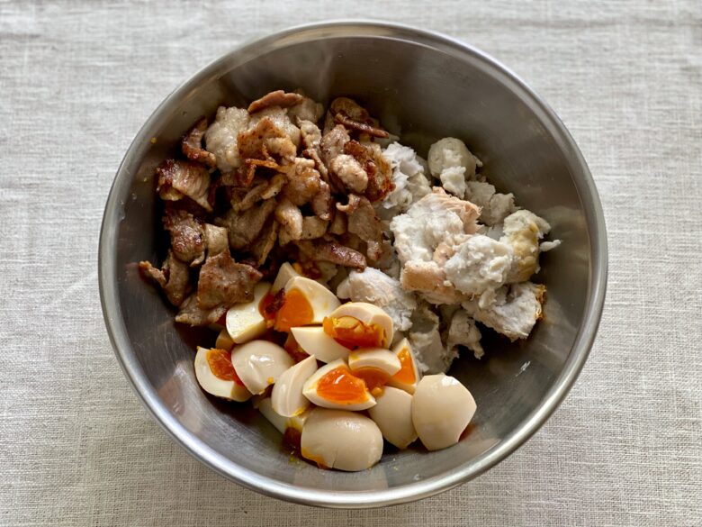 ボウルに入れたグリル里芋と炒めた豚肉と半熟卵