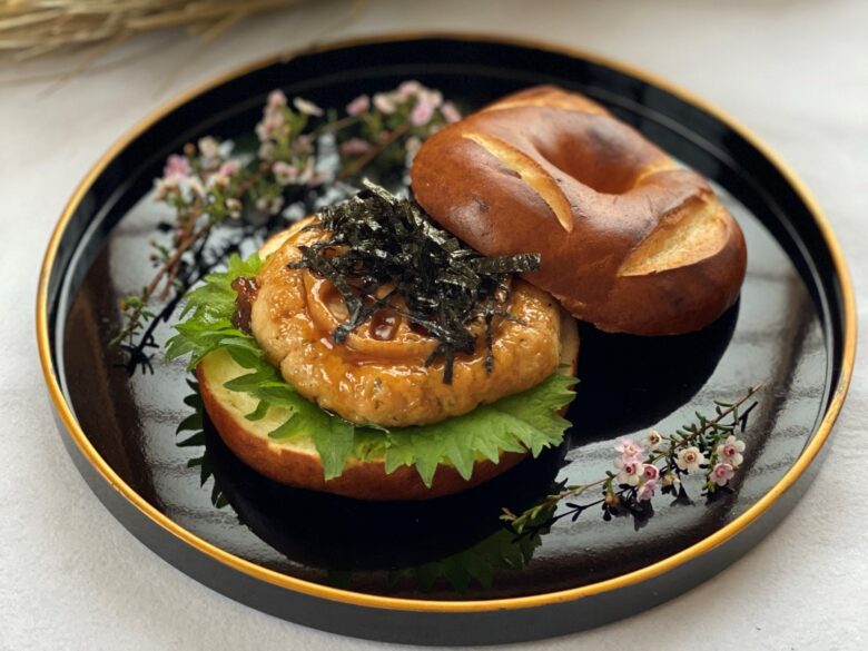 bagel-sandwich-with-lotus-root-and-chicken-hamburger-1